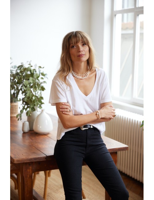 The V Neck True White